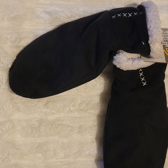 Isotoner Black Mittens, White X Stitching And Fleece Lining, S/M, SmartDri - Picture 6 of 9